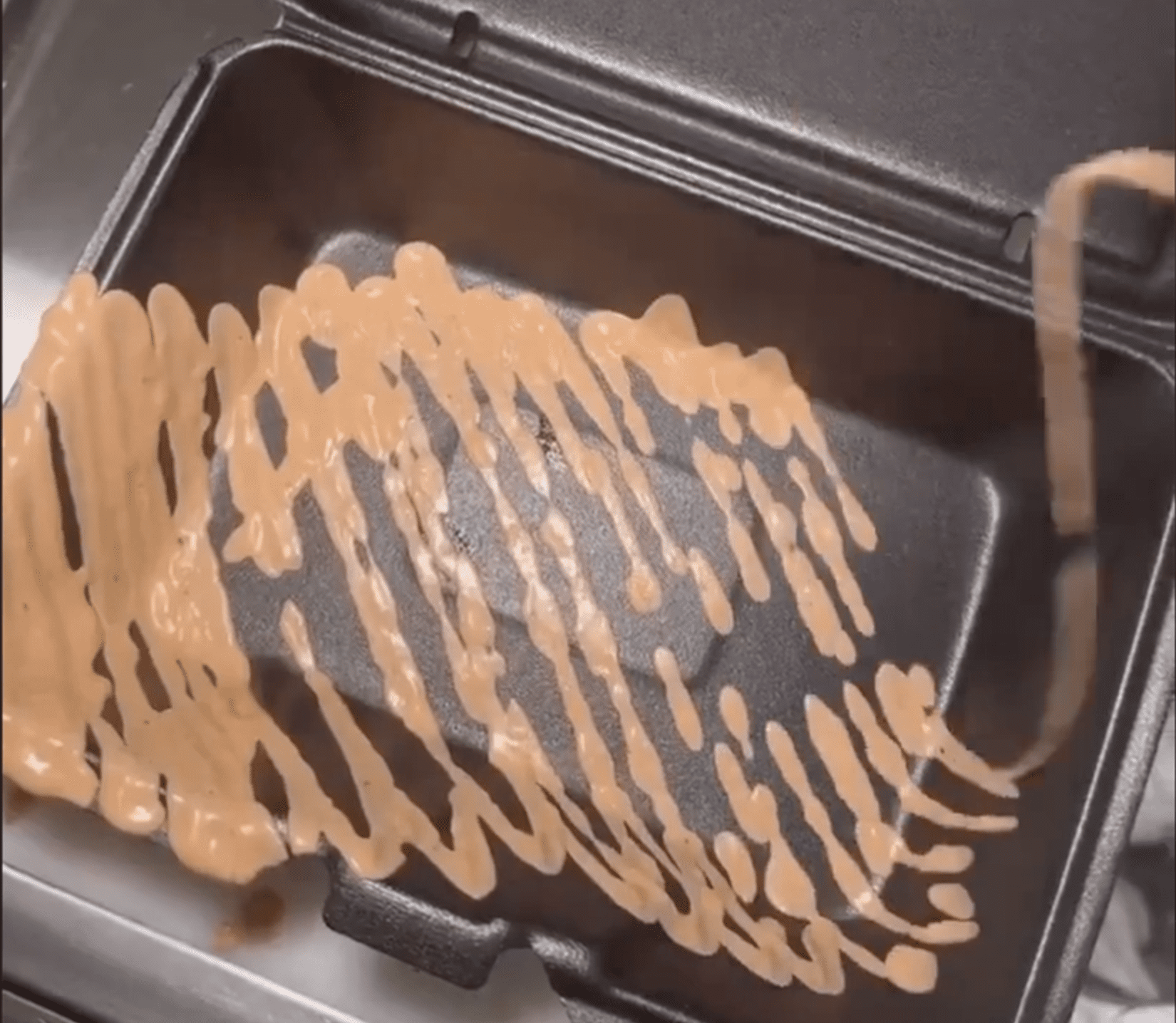Fotografía de primer plano de mayonesa que muestra su textura estriada característica