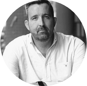 Retrato en blanco y negro de un hombre con camisa de cuadros